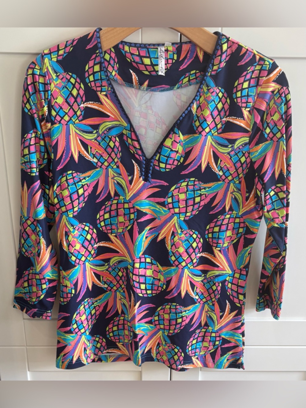 LULU-B  XSMALL / XS  Pineapple Print V-Neck Top Navy Multi 3/4 Sleeve Resortwear